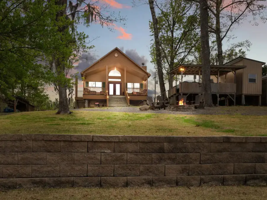 Hooked On Toledo cabin